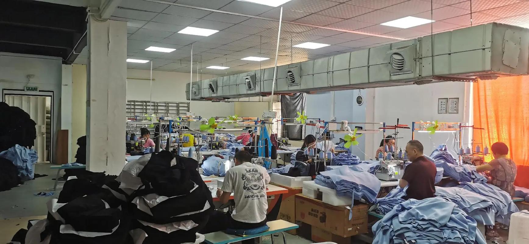 帶你走進(jìn)服裝廠 車間實(shí)拍，揭秘服裝服飾零售的源頭